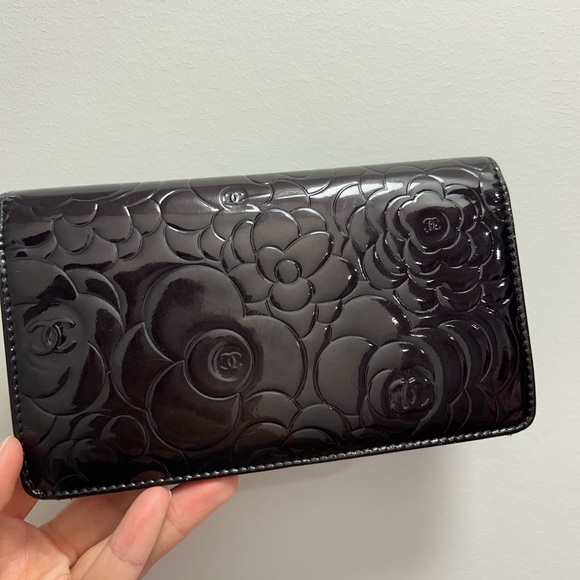 Chanel Black Camellia Wallet - Picture 2 of 9